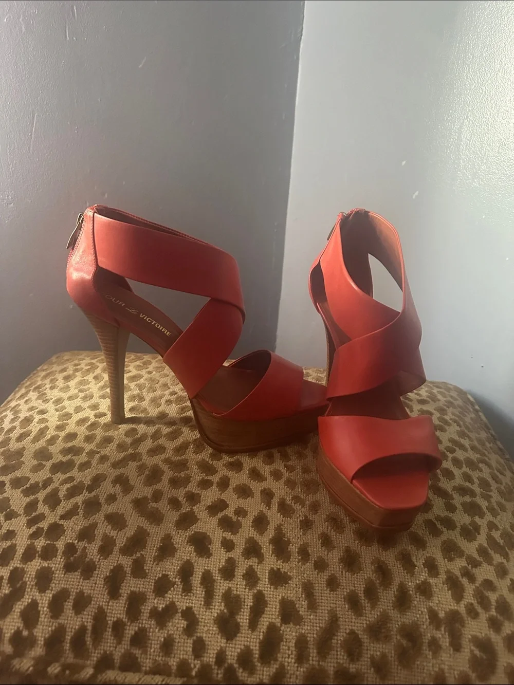 Pour La Victoire Tifara red-orange crisscross platform sandals New 9